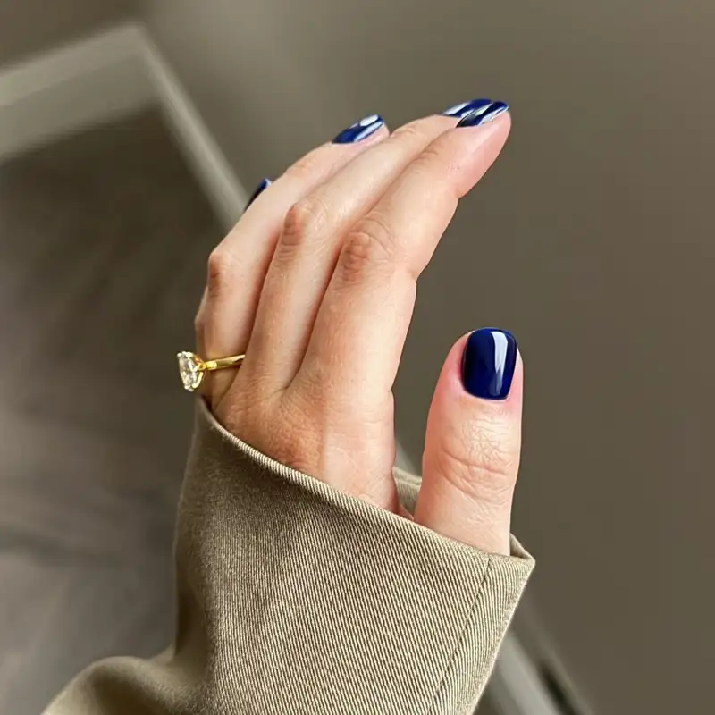 tendencias uñas 2025 azul navy