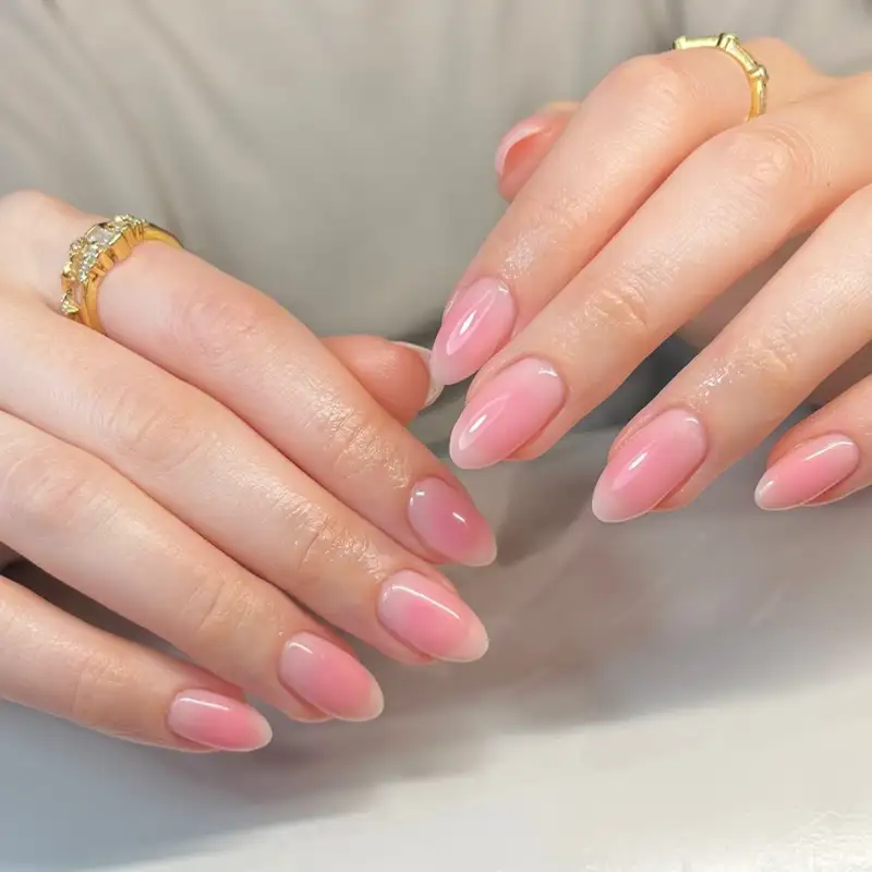 tendencias uñas 2025 BLUSHING NAILS