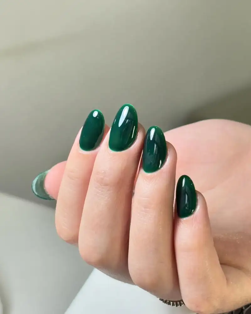 tendencias uñas 2025 verde esmeralda