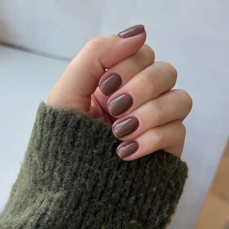 tendencias uñas 22025 mocha mousse