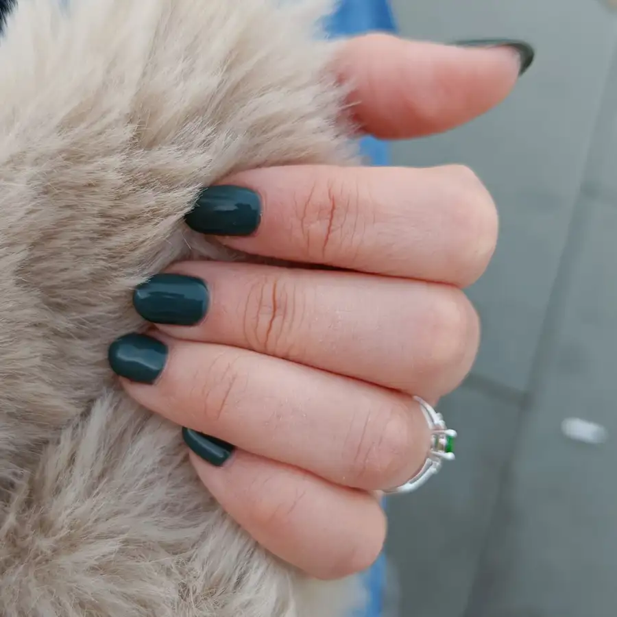 Me he pintado las uñas del color "de ejecutiva" más elegante y en tendencia este invierno, según mi manicurista