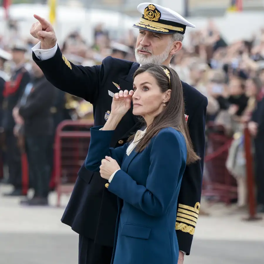 Los gestos de cariño y apoyo de la reina Letizia a la princesa Leonor antes de zarpar en el buque-escuela 'Elcano' 