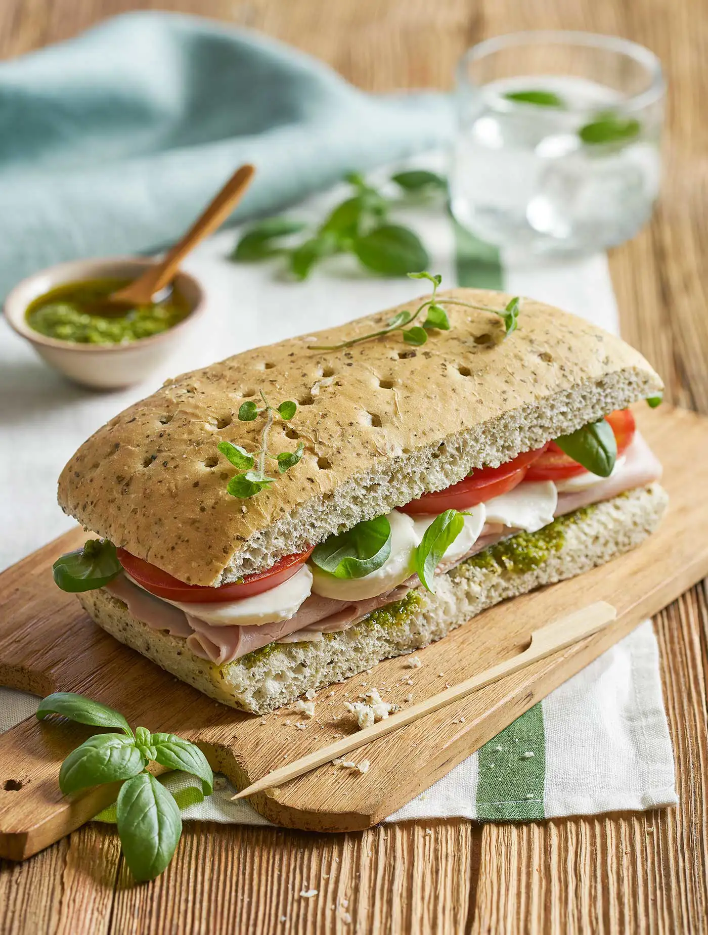 cenas con pan focaccia mozzarella tomate albahaca