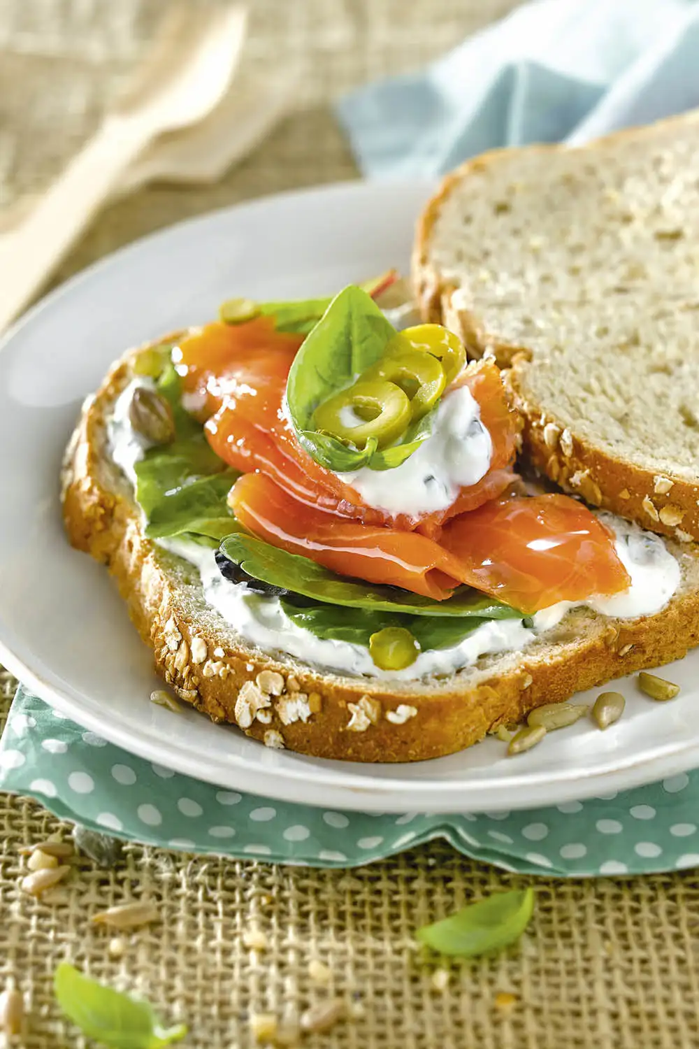 cenas con pan sándwich de salmón ahumado