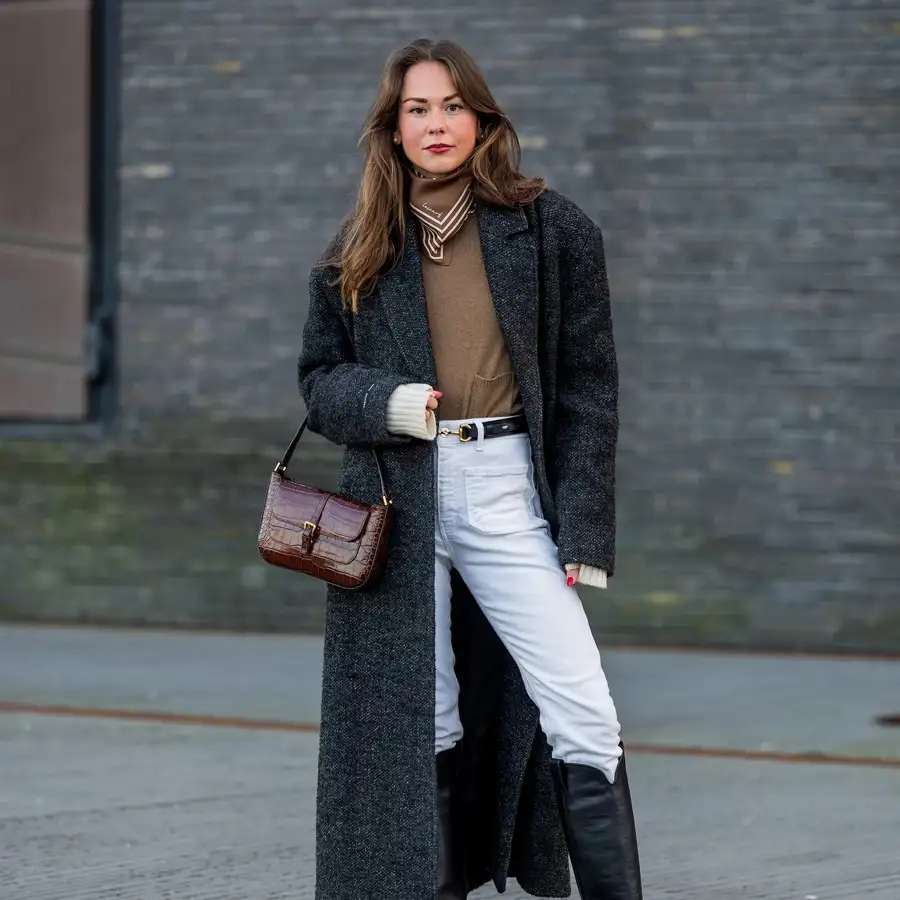 Cómo llevar pantalones blancos con botas en invierno 2025 de forma elegante y en tendencia