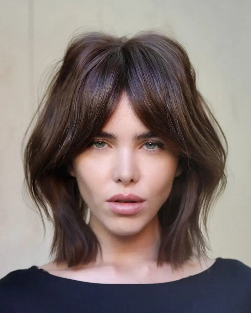 cortes de pelo en tendencia en 2025 que afinan el rostro Long bob con flequillo cortina