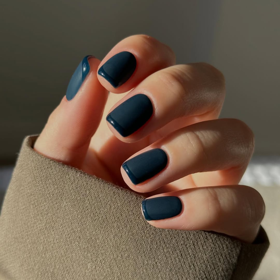 Uñas Navy Blue: 15 ideas elegantes y bonitas con el color que desbancará al burdeos en 2025