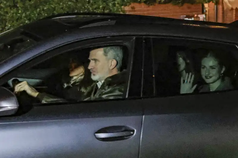 Felipe, Letizia, Leonor y Sofía llegando a casa de Jesús Ortiz