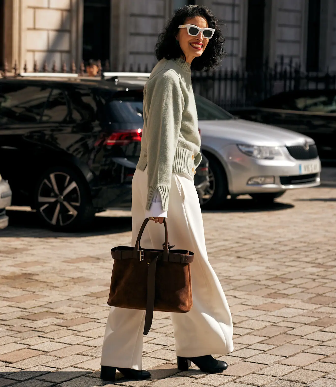 looks con pantalones blancos con botas