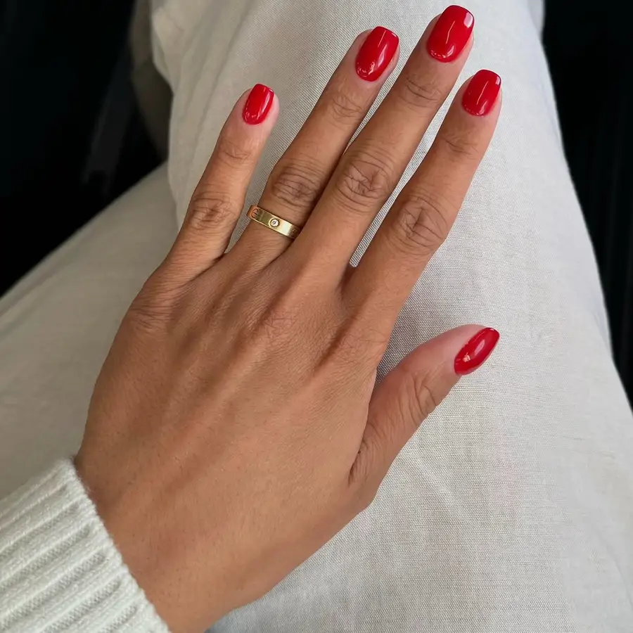 Las pijitas de 50 SOLO llevan estos colores de uñas para ir elegantes en 2025: del rojo clásico a las 'pearl nails'