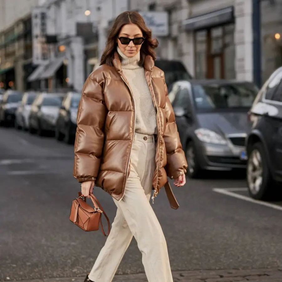 Cómo llevar pitillos con botines y plumífero para un look invernal impecable según el street style