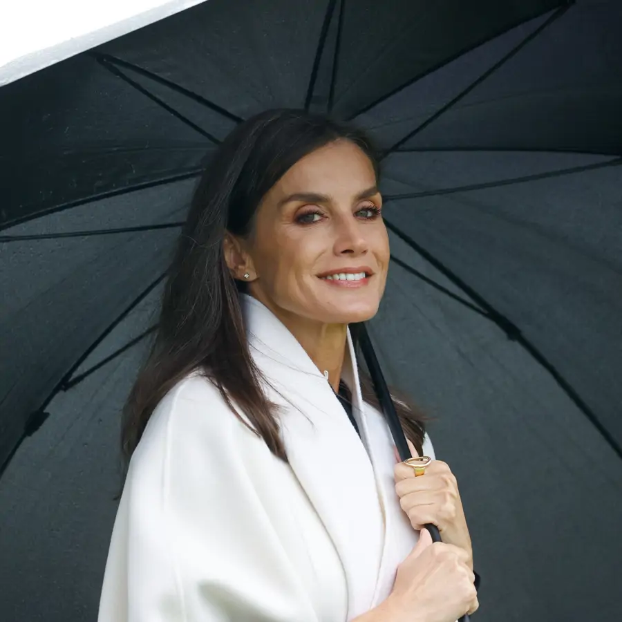 Geox rebaja los botines negros impermeables que Letizia lleva en su look más sobrio y elegante para días de lluvia