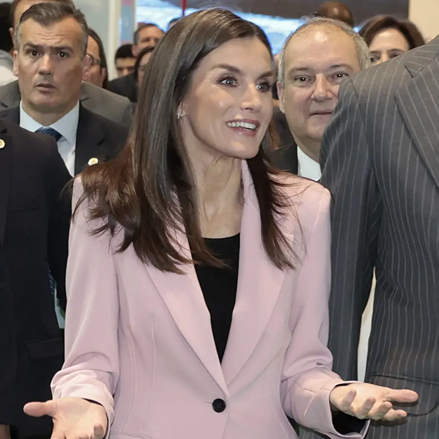 Letizia lleva con pitillos de vestir el blazer de Zara (rebajado a 17€) del color pastel más rejuvenecedor que será tendencia en primavera 2025  