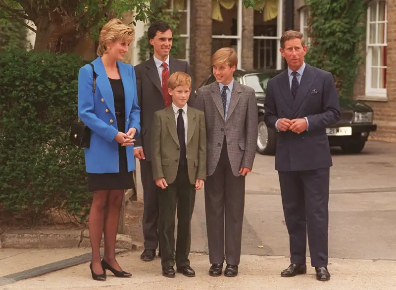 Guillermo y Harry, con sus padres, en Eton College