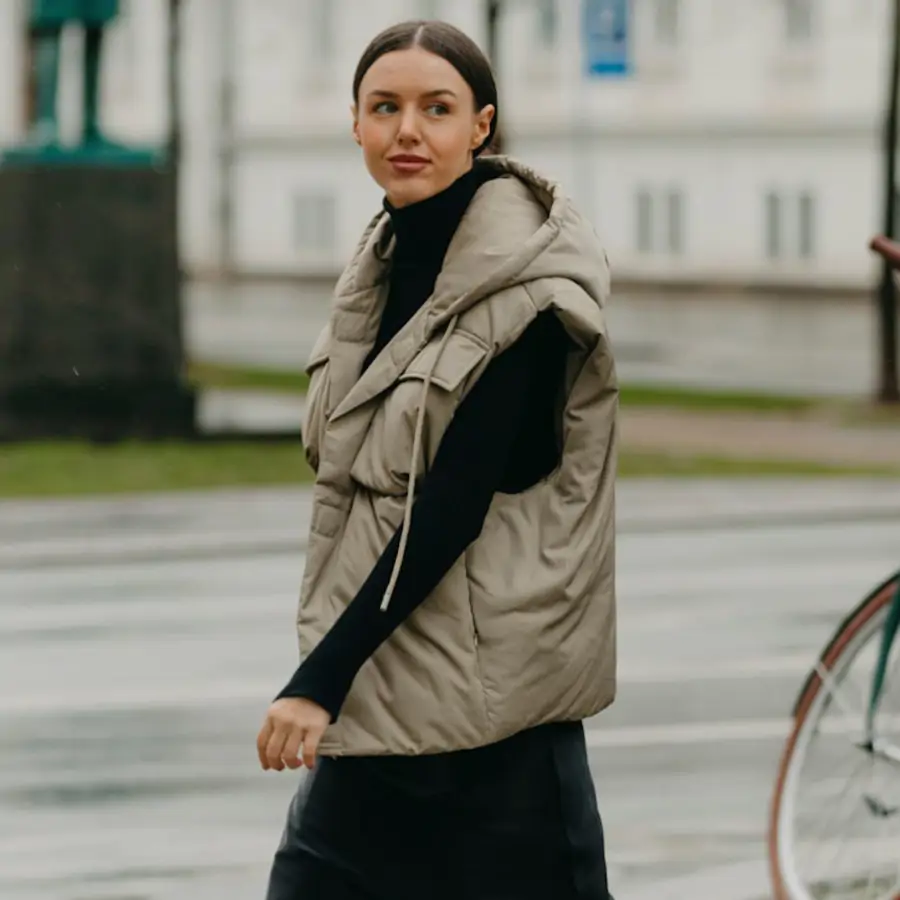 Lefties acaba de rebajar a 9€ el chaleco acolchado impermeable que las pijitas de 50 llevarán jeans y botines en primavera