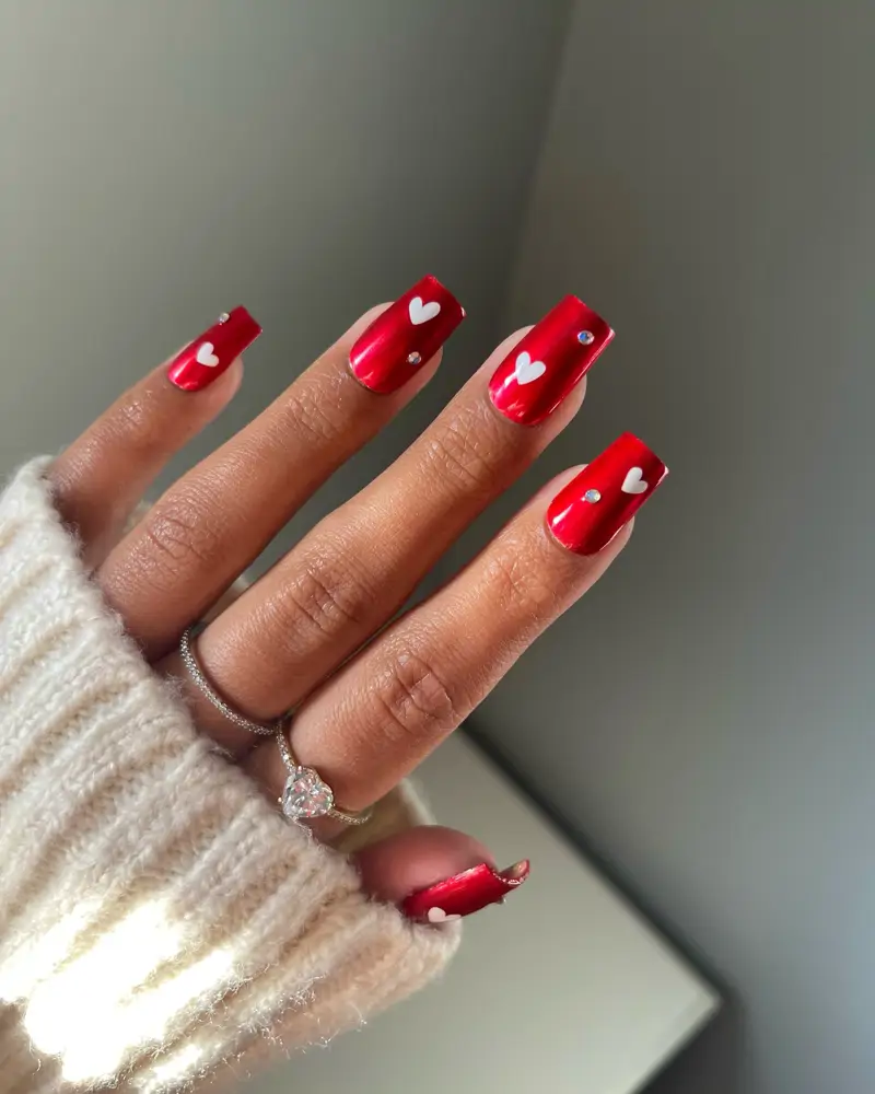 Manicura roja con corazones