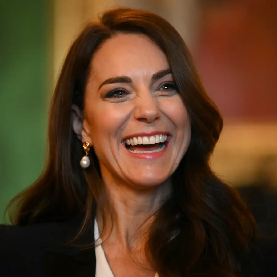 Kate Middleton nos enseña cómo combinar pantalones negros con abrigo largo y lograr un look “de vestir” perfecto para febrero 2025