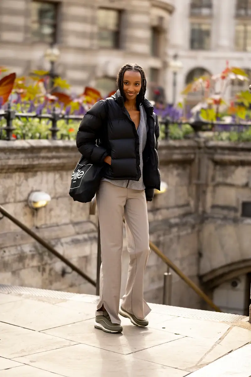 Looks con plumífero y zapatillas