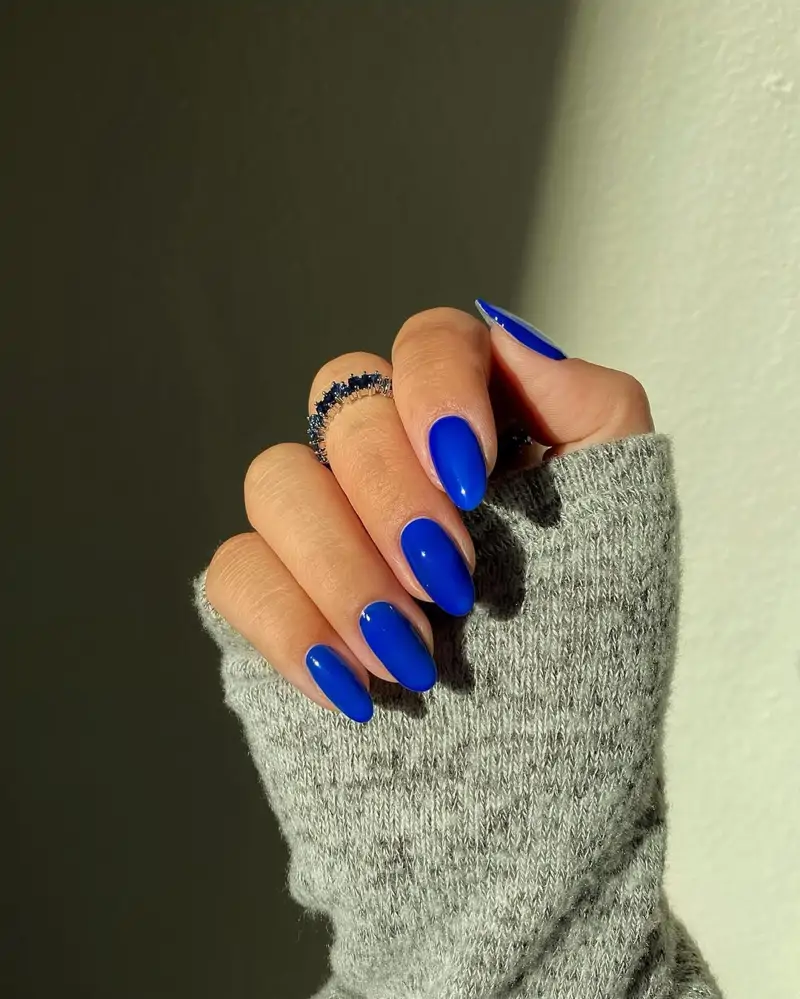 azul klein manicura