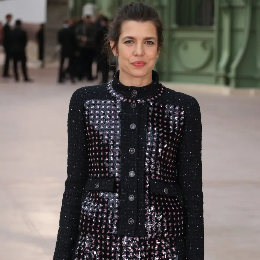 Carlota Casiraghi nos enseña cómo llevar medias negras con botas altas en invierno 2025 de forma elegante y en tendencia