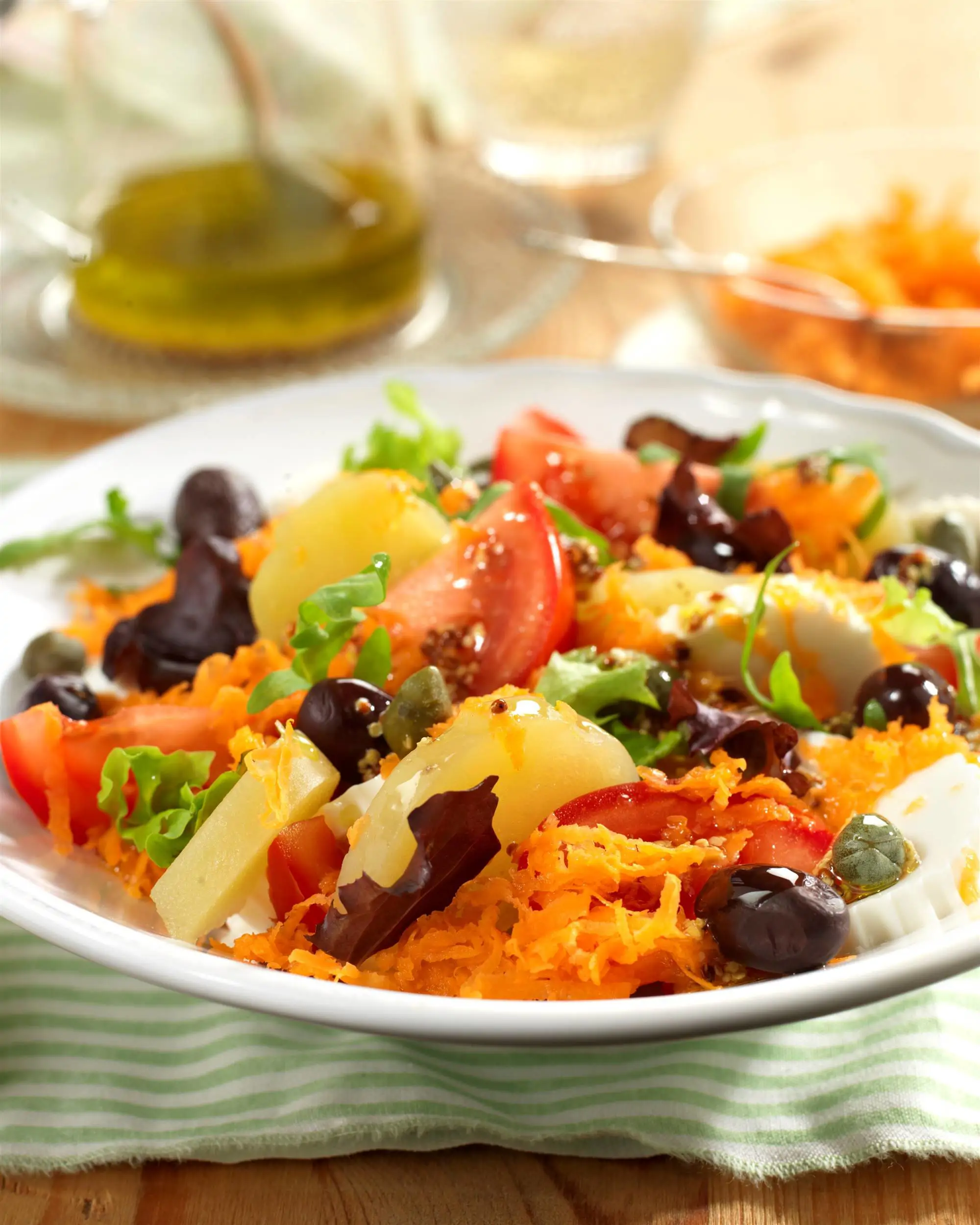 ensaladas saludables para cenar Ensalada de patata, tomate y queso