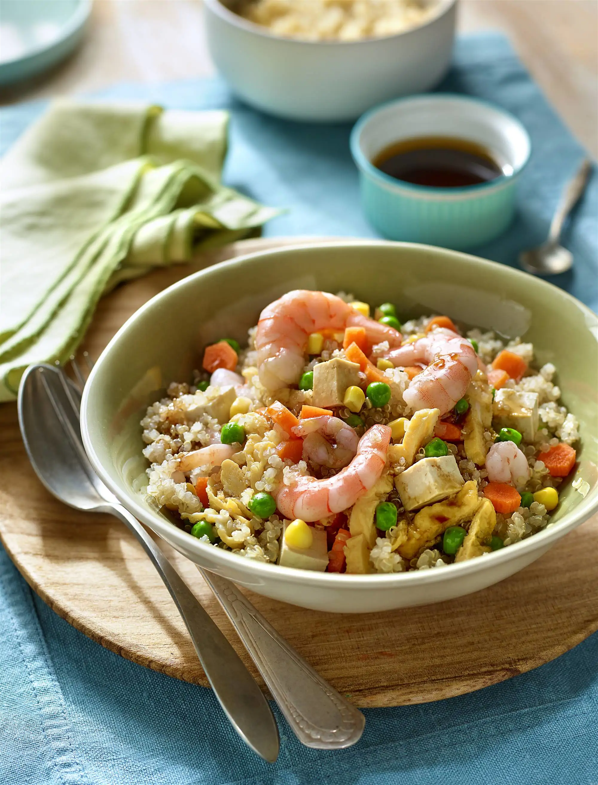 ensaladas saludables para cenar Ensalada de quinoa con tofu y langostinos