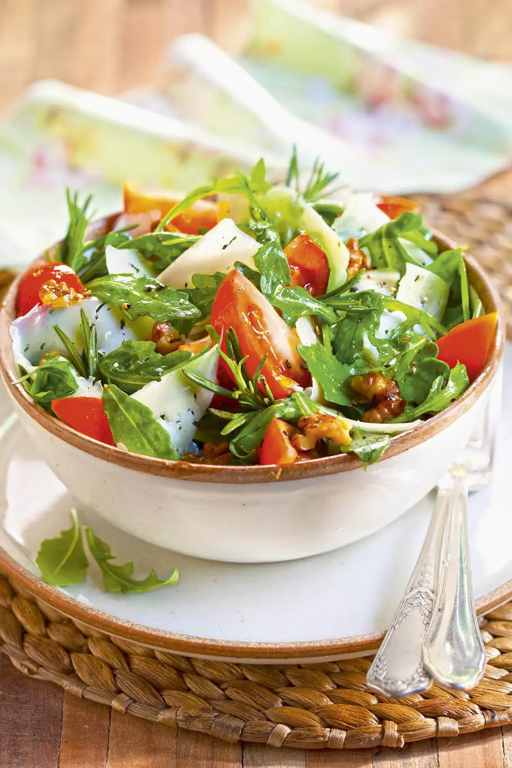 ensaladas saludables para cenar tomate queso nueces