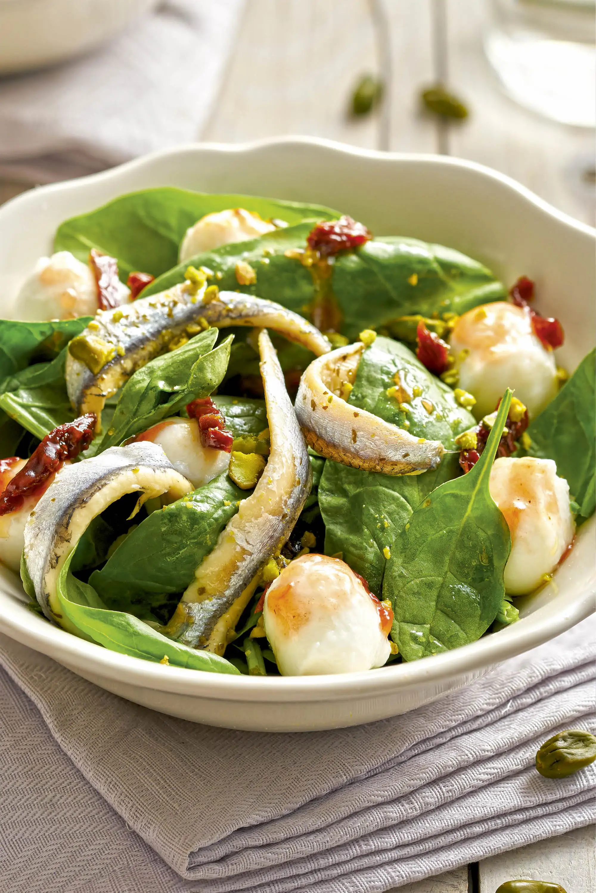 ensaladas saludables para cenar espinacas boquerones mozzarella