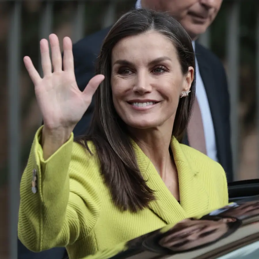 Adiós, blazers tradicionales: la americana favorita de Letizia es del color vitamina más tendencia para Primavera 2025