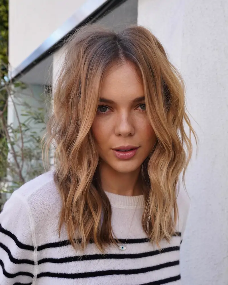 Media melena con capas invisibles: midi con textura