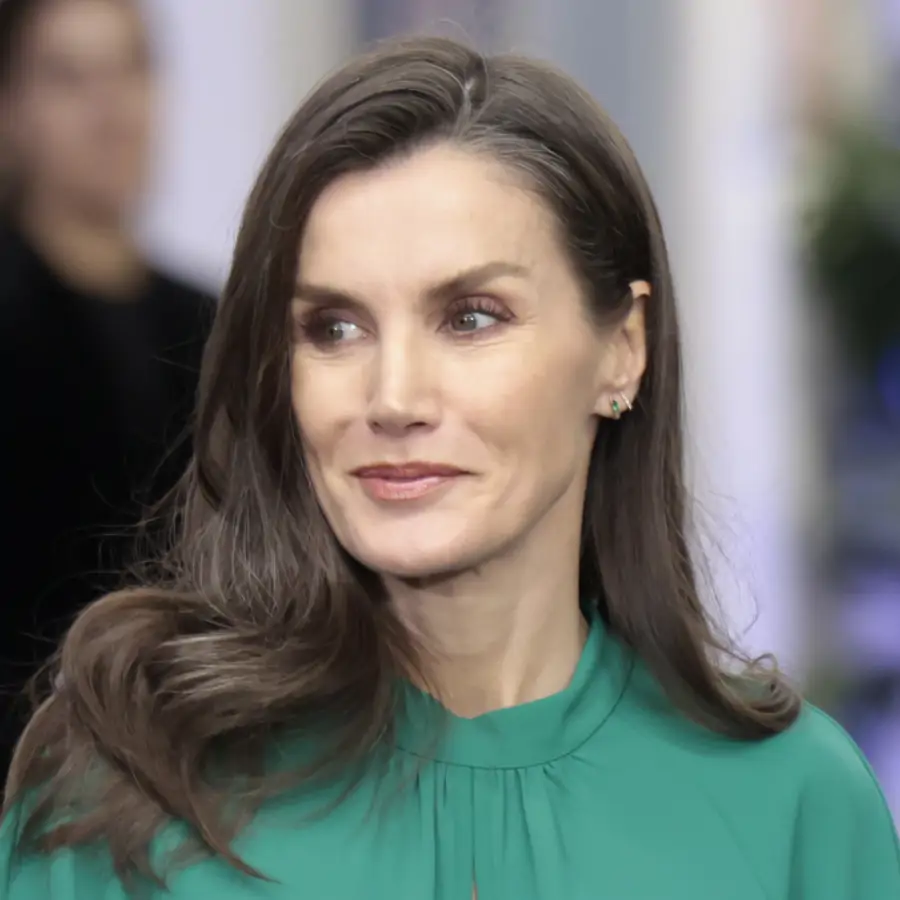 Las madres de comunión ya NO visten de blanco: Letizia demuestra que el 'verde esperanza' es el tono más favorecedor para las invitadas de primavera 2025