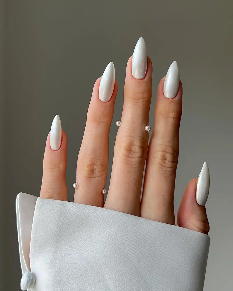 uñas blancas elegantes Perladas