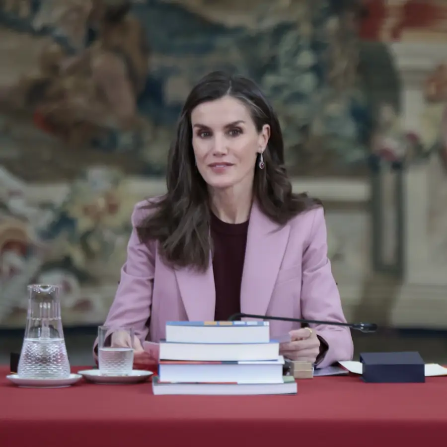 Letizia no se complica y apuesta por la combinación más sobria y elegante para primavera: traje color pastel y salones Mocha Mousse