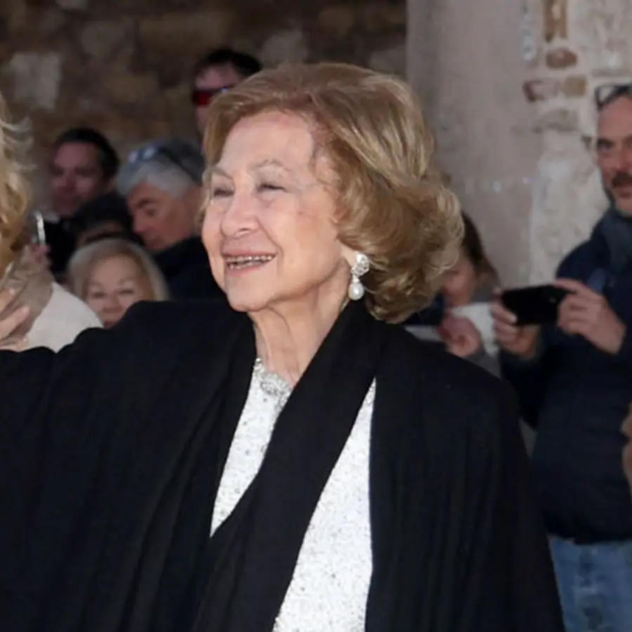 La reina Sofía apuesta por el abrigo capa más elegante en la boda de Nicolás de Grecia y Chrysi Vardinogianni