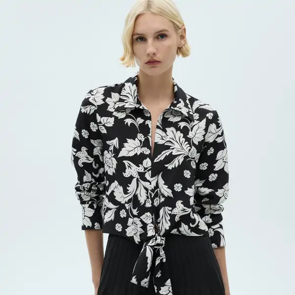 Blusa floral con nudo