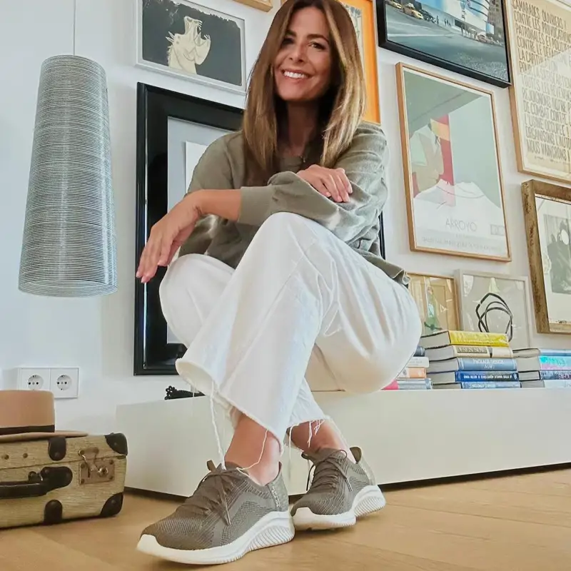 Nuria Roca con Skechers elegantes