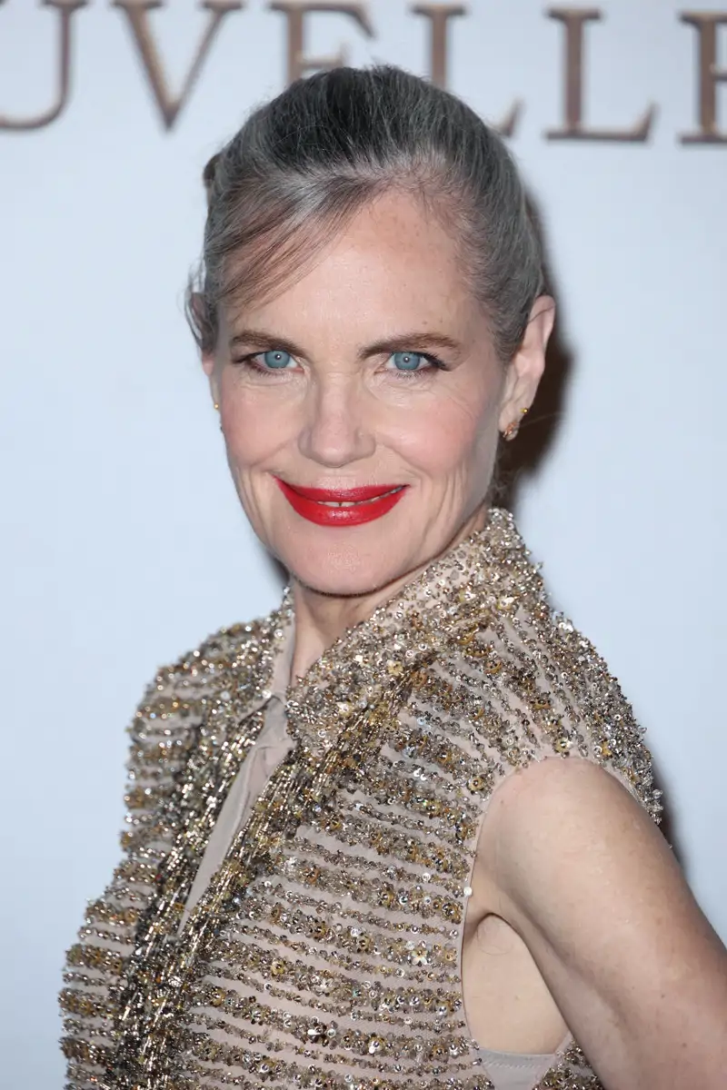 Elizabeth McGovern famosas con canas.jpg