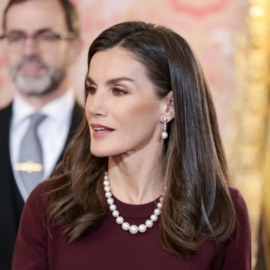 Letizia, arrebatadora con el conjunto de cuero rojo con falda midi más inesperado y sofisticado  