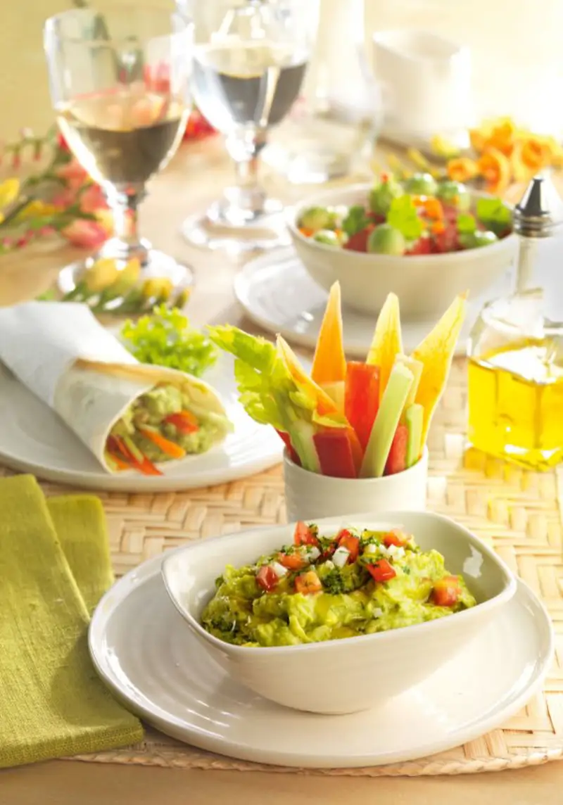 Guacamole fresco con crudités de zanahoria y apio