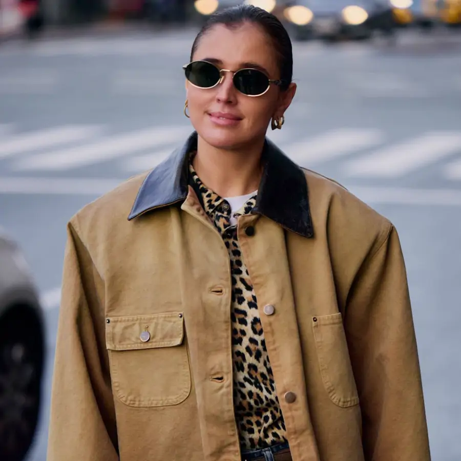 Hoy jueves en Zara: las 3 chaquetas "tipo parka" de entretiempo para llevar con pantalones anchos en primavera