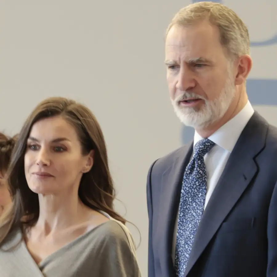 El lujoso local donde el rey Felipe se ha refugiado sin Letizia en su última escapada: champán, jamón y las vistas más privilegiadas