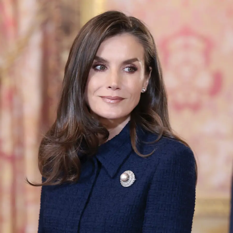 Vuelve a Zara la chaquetita peplum "de abuela" que Letizia ha llevado con falda midi: 3 diseños apetecibles y elegantes para este 2025