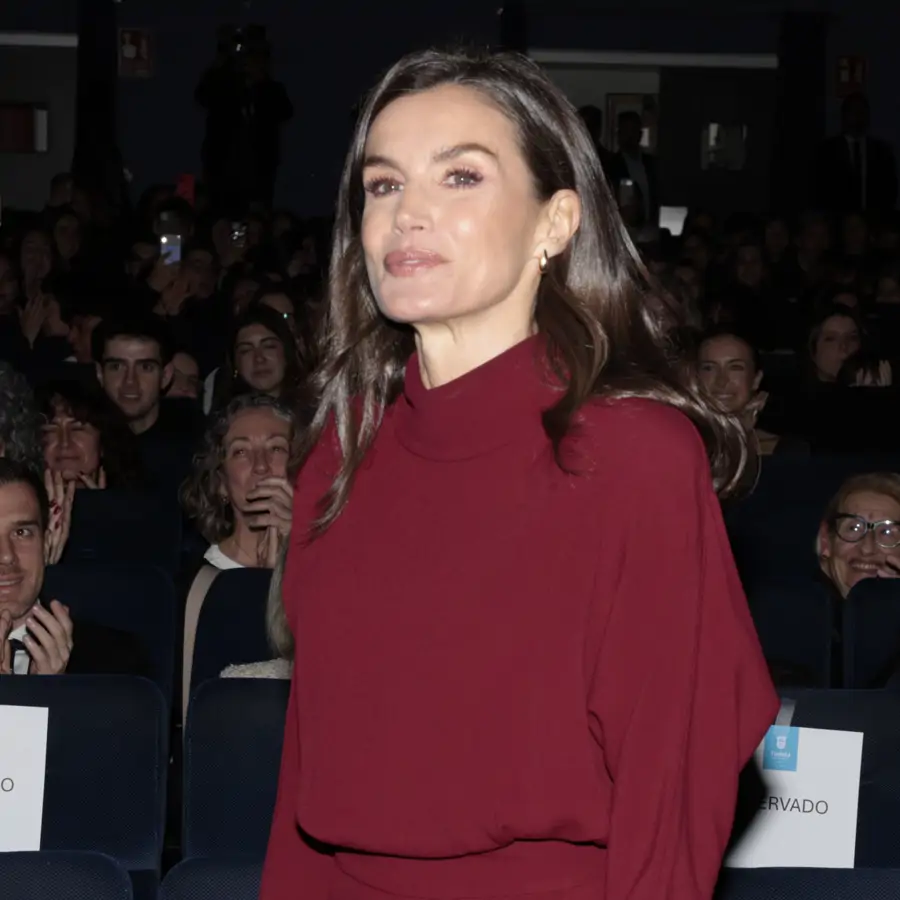 El Corte Inglés "regala" por 20€ el vestido con el que Letizia ha presumido de “tipazo”: elegante, cómodo y color vitamina