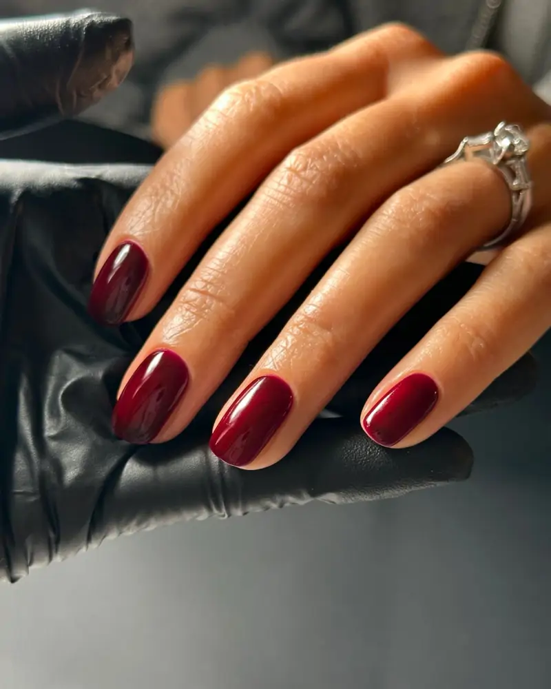 diseños de uñas elegantes que son tendencia en 2024 Cherry nails