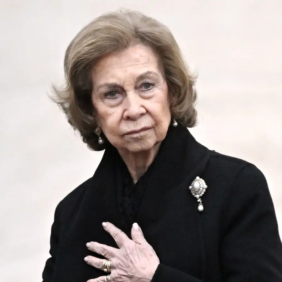 La regla de oro que la reina Sofía se saltó en el último funeral de un Papa y que Letizia también incumplió en el pasado