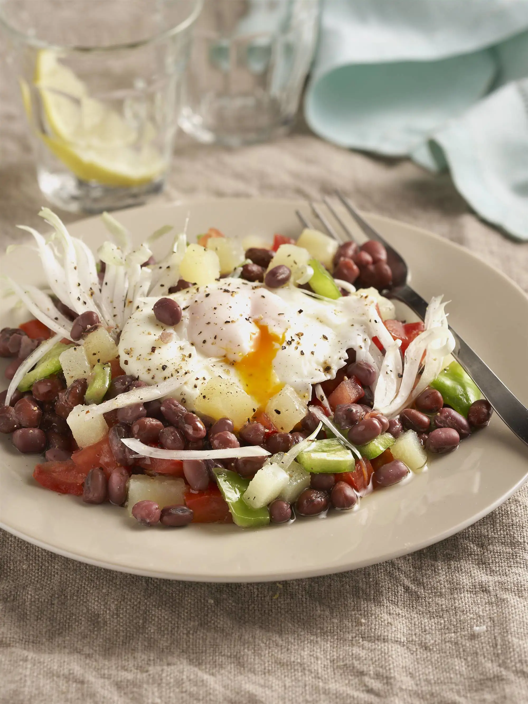 Ensalada de legumbres de alubias pintas con huevo poché