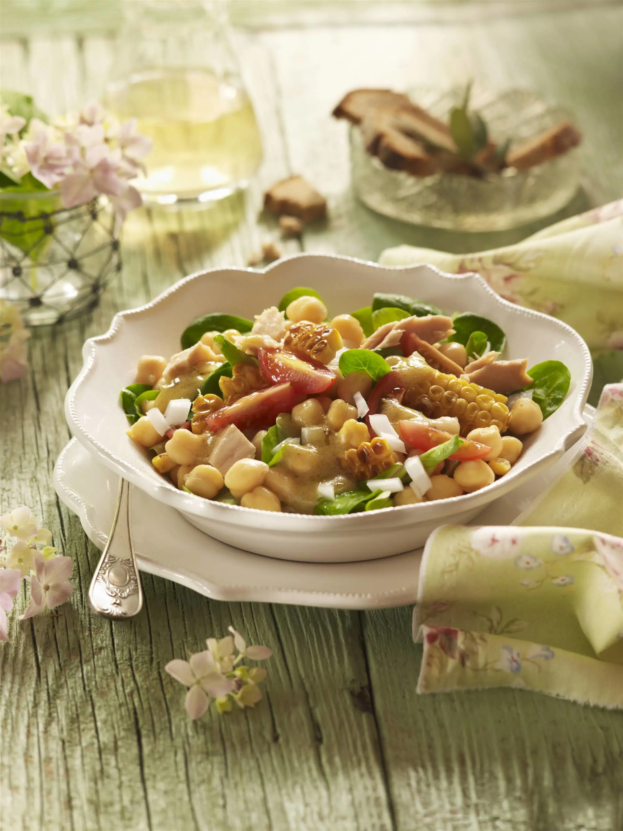 Ensalada de legumbres de garbanzos con atún