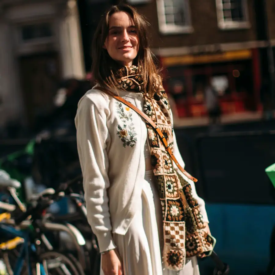 En marzo las chaquetitas de punto se llevan con pantalones blancos: 10 looks cómodos, elegantes y fáciles de copiar