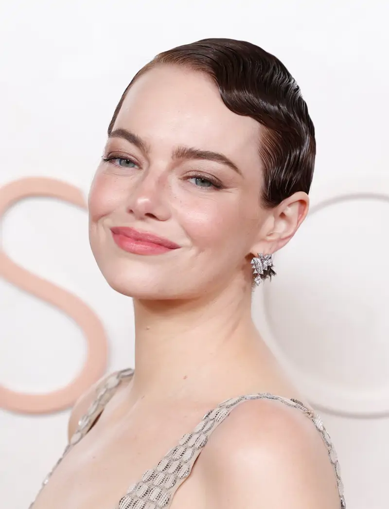 Emma Stone Oscars 2025 corte pixie rejuvenecer