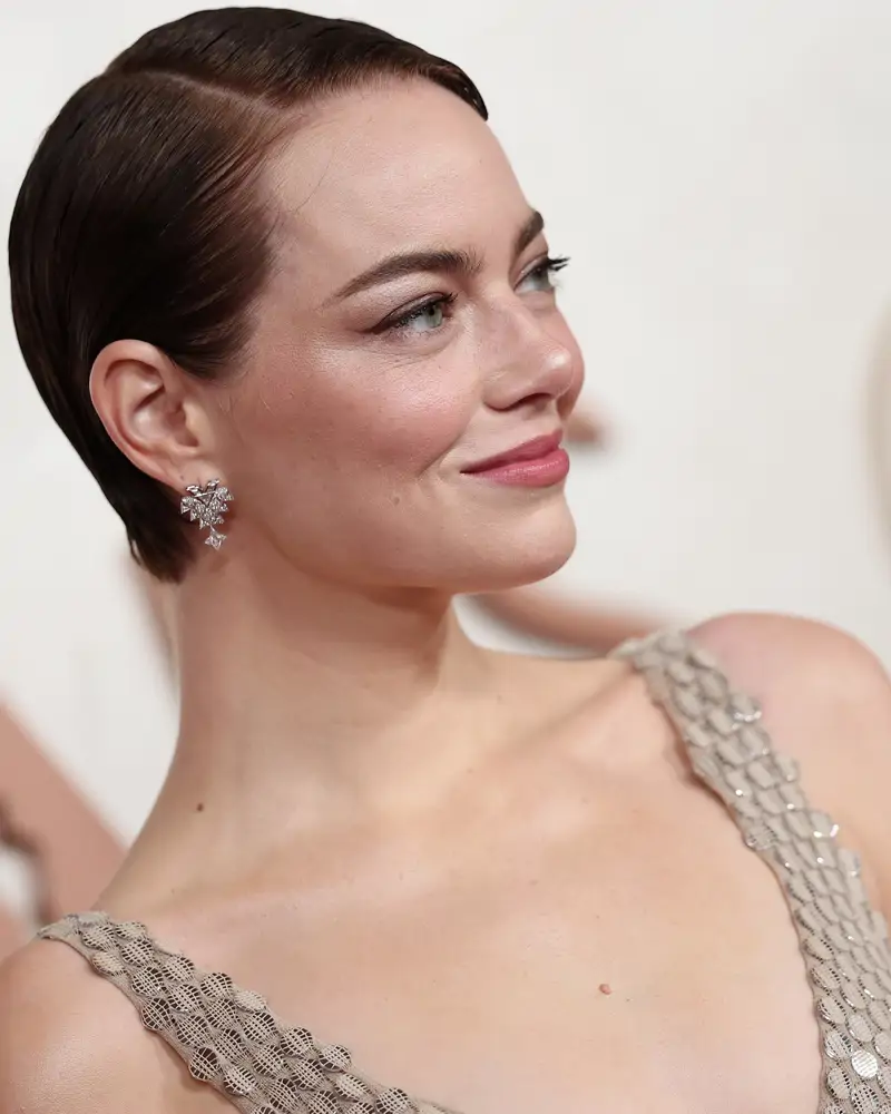 Emma Stone Oscars 2025 corte pixie rejuvenecer
